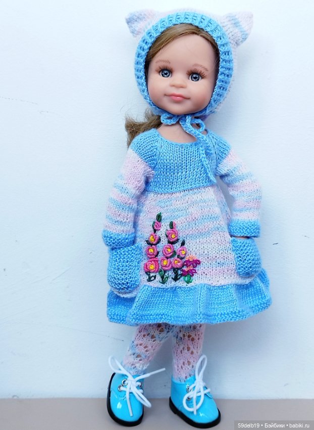 Василиса в новом наряде с Винни Пухом