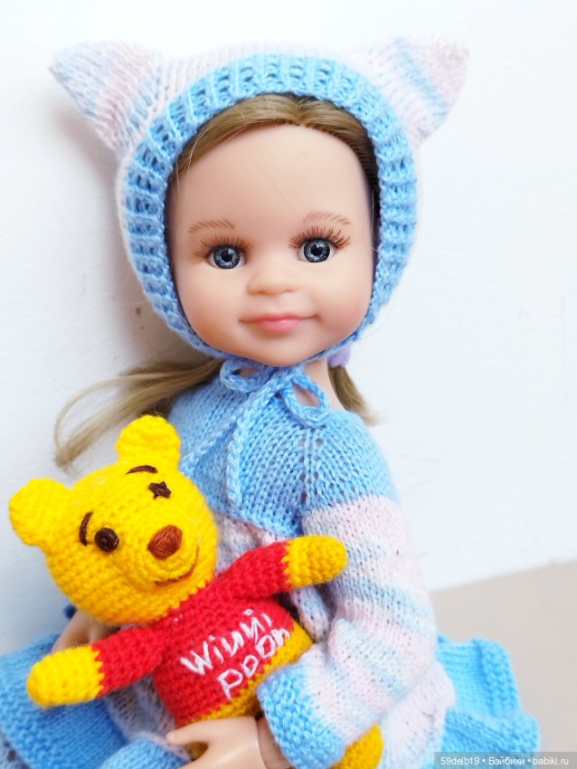 Василиса в новом наряде с Винни Пухом