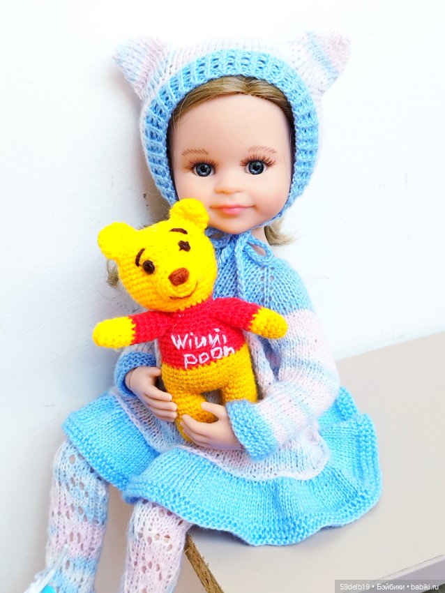 Василиса в новом наряде с Винни Пухом