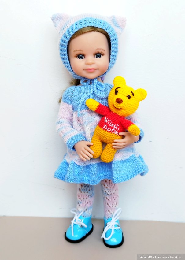 Василиса в новом наряде с Винни Пухом