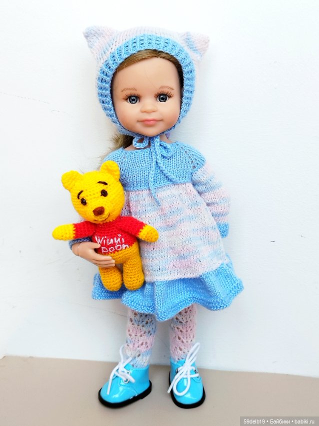 Василиса в новом наряде с Винни Пухом