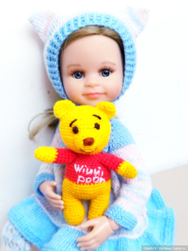 Василиса в новом наряде с Винни Пухом