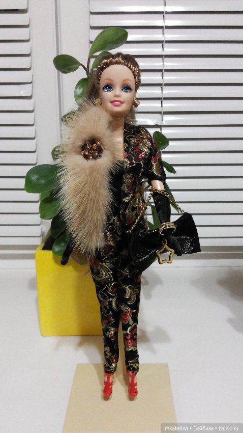 Салон красоты для старой куклы. Модный показ (фото 2)