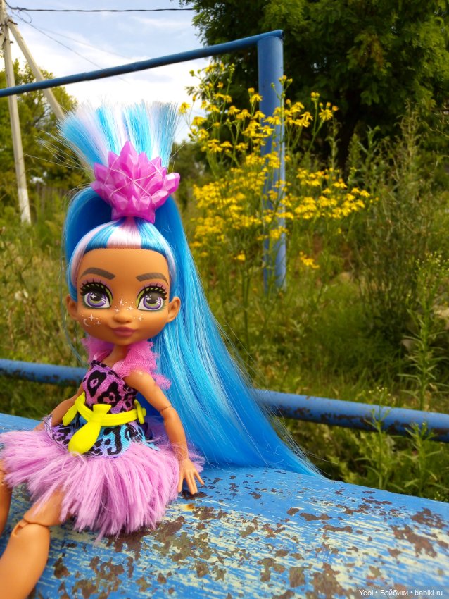 Пещерный Клуб, Телла, на прогулке