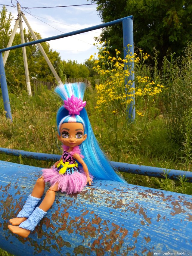 Пещерный Клуб, Телла, на прогулке