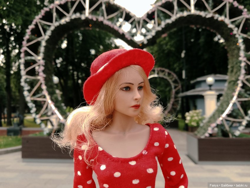 Блондинка на выход и немного ретро