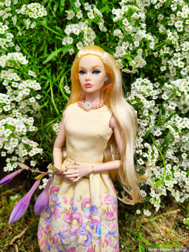 Фото в красивом саду integrity toys