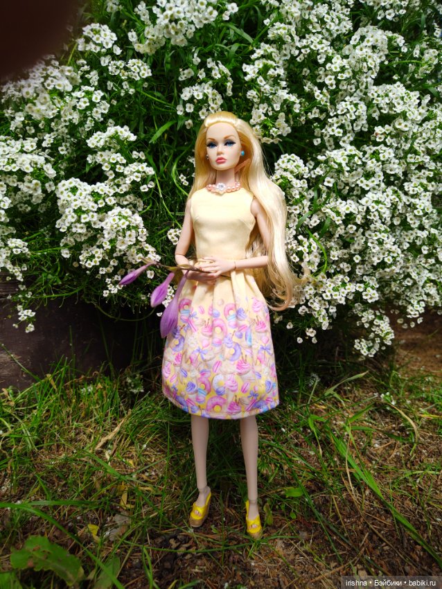 Фото в красивом саду integrity toys