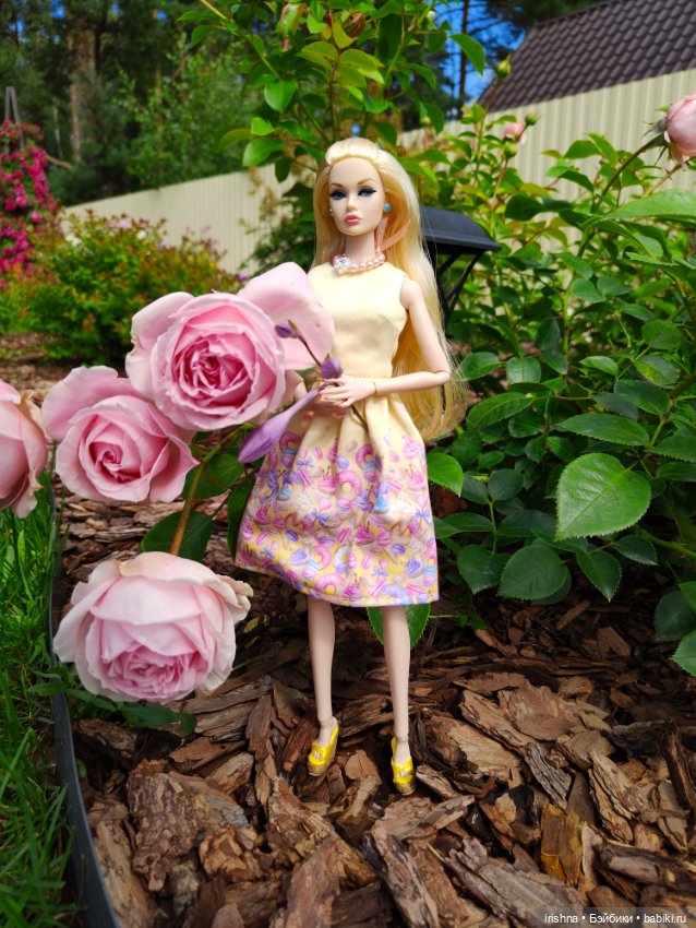 Фото в красивом саду integrity toys