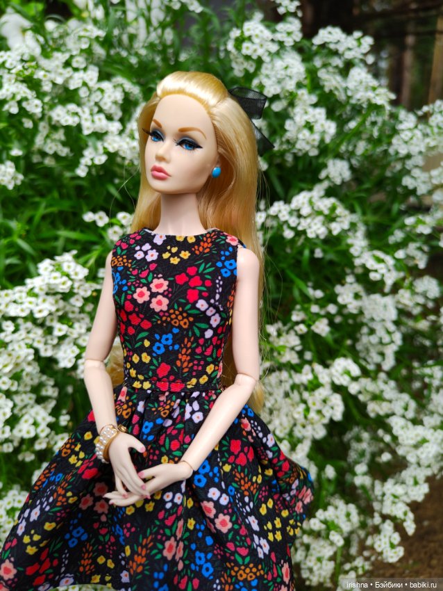 Фото в красивом саду integrity toys