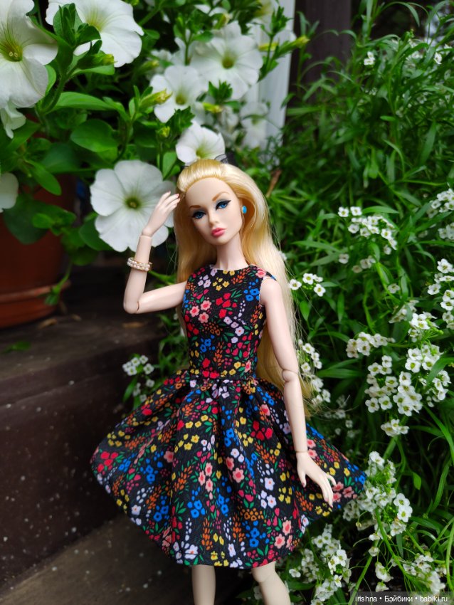 Фото в красивом саду integrity toys