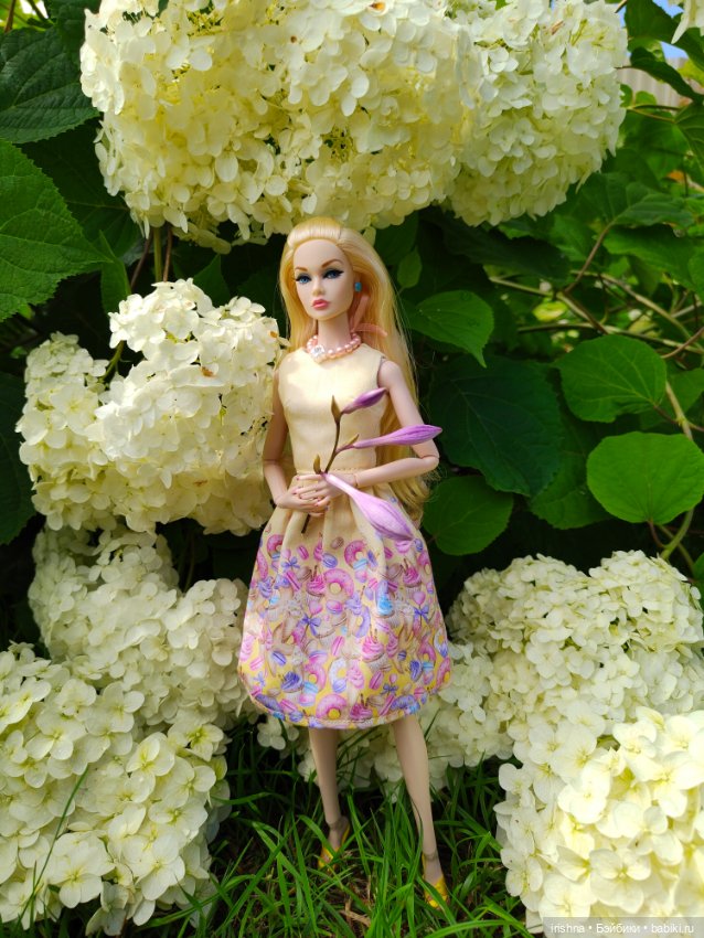 Фото в красивом саду integrity toys