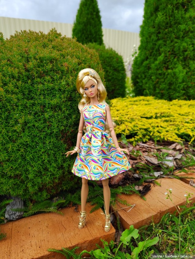 Фото в красивом саду integrity toys