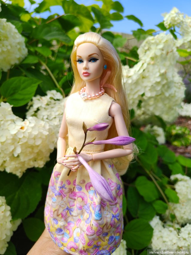 Фото в красивом саду integrity toys