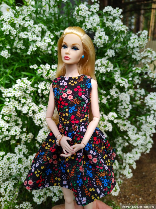 Фото в красивом саду integrity toys