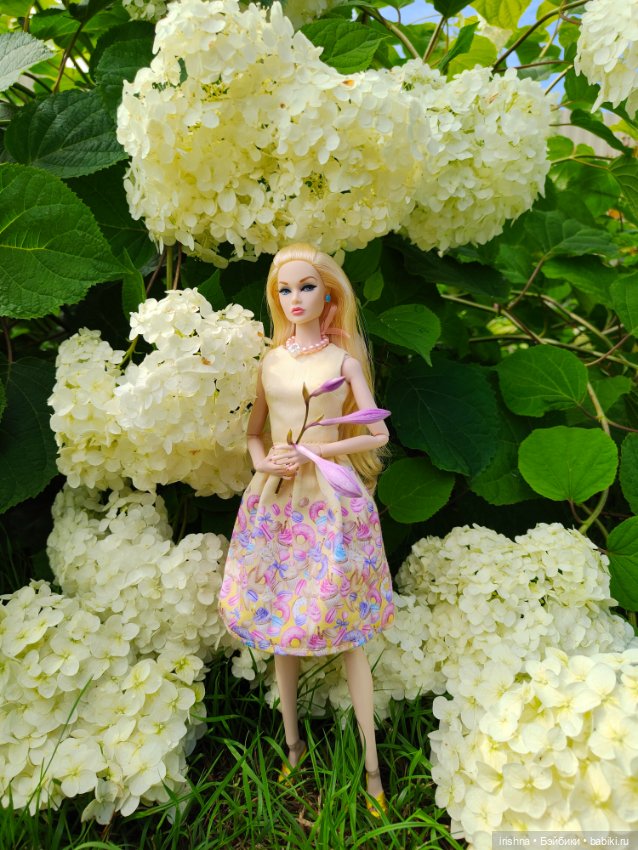 Фото в красивом саду integrity toys