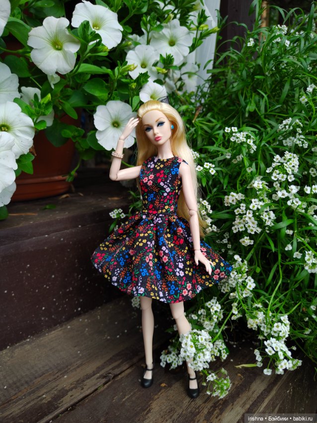 Фото в красивом саду integrity toys