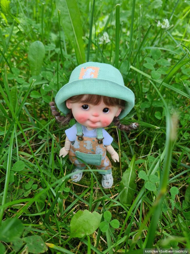 Крошки ob11 Злата и Тася на прогулке