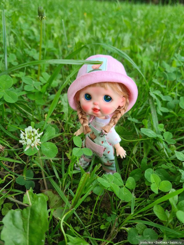 Крошки ob11 Злата и Тася на прогулке