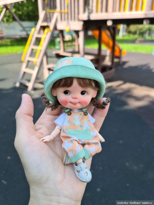 Крошки ob11 Злата и Тася на прогулке