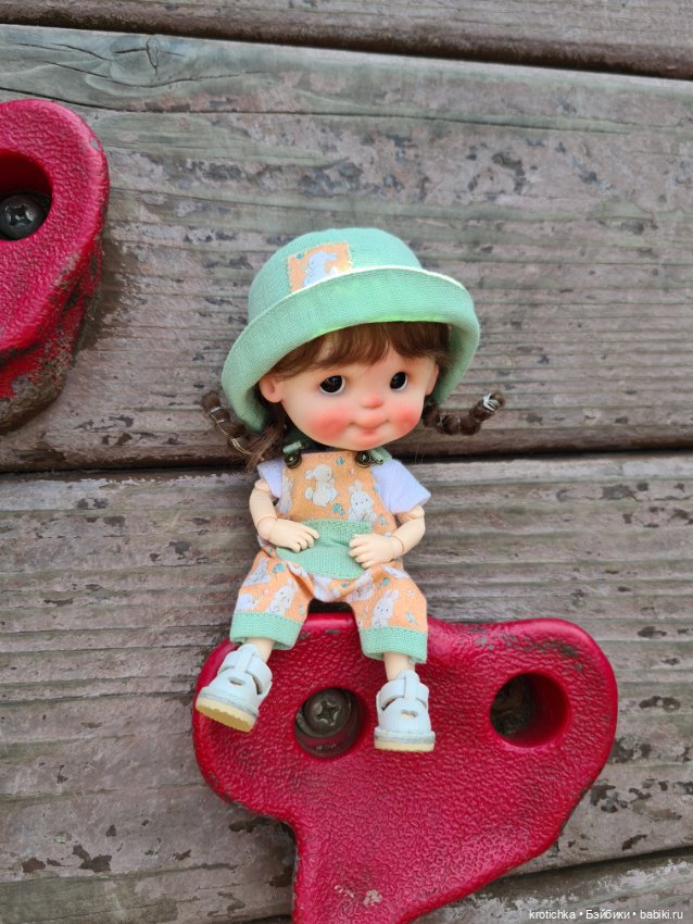 Крошки ob11 Злата и Тася на прогулке