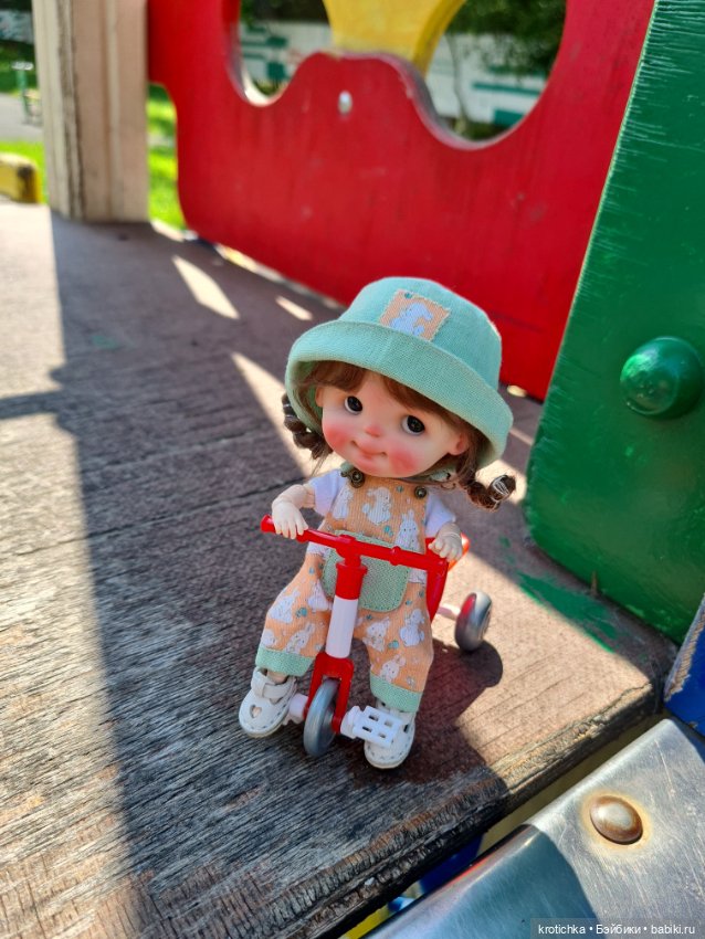 Крошки ob11 Злата и Тася на прогулке