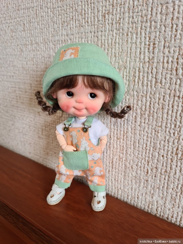 Крошки ob11 Злата и Тася на прогулке