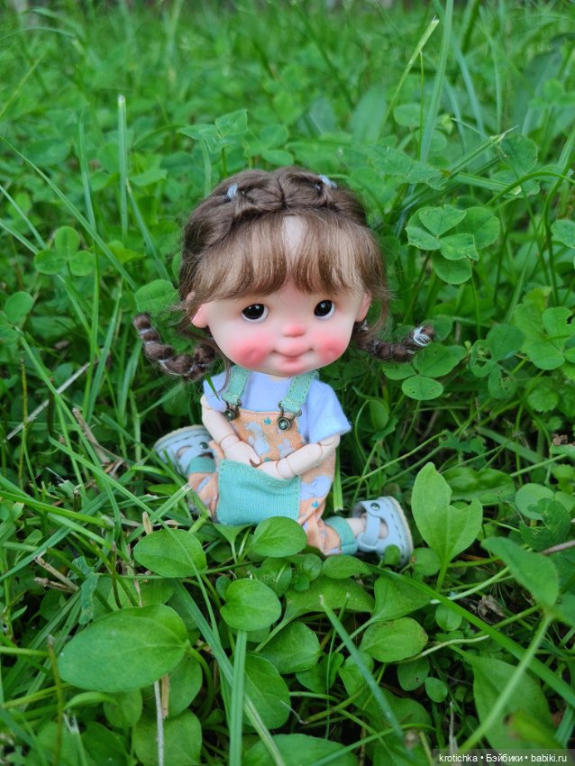 Крошки ob11 Злата и Тася на прогулке