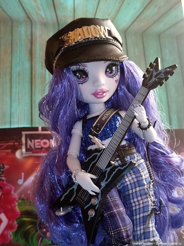 Ума гитаристка неоновых теней (фото 5)