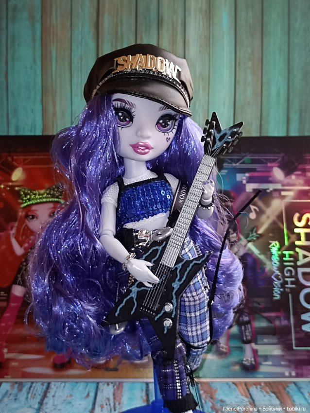 Ума гитаристка неоновых теней