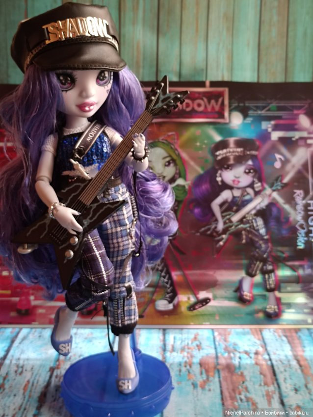 Ума гитаристка неоновых теней (фото 2)