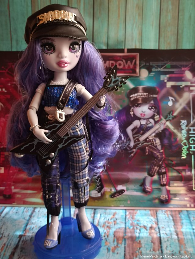 Ума гитаристка неоновых теней