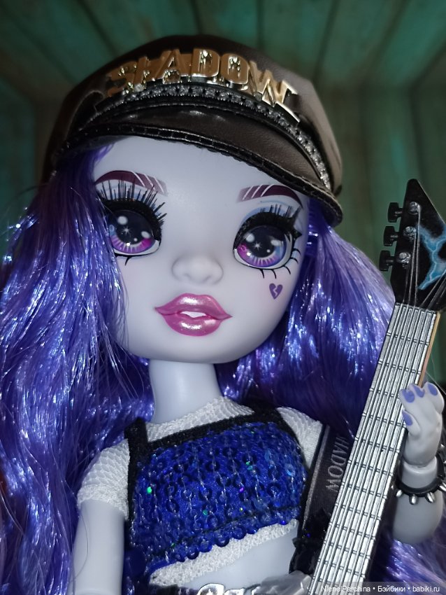 Ума гитаристка неоновых теней