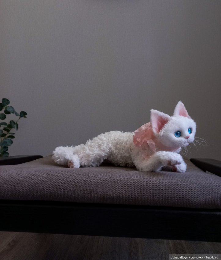 Белая кошечка Девон рекс — Текстильные игрушки и примитивы: кофейные (фото 9)