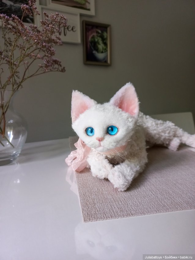 Белая кошечка Девон рекс — Текстильные игрушки и примитивы: кофейные