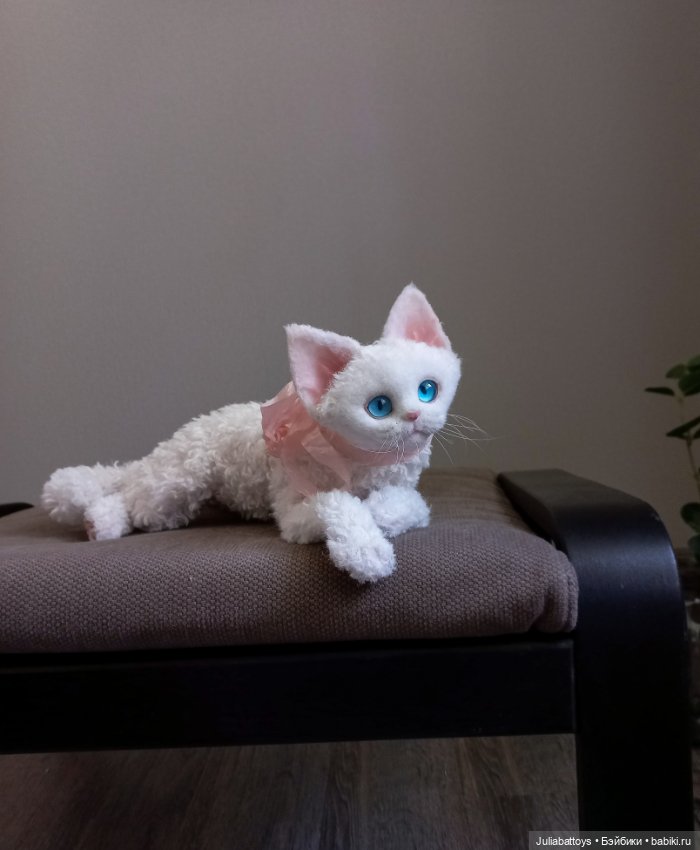 Белая кошечка Девон рекс — Текстильные игрушки и примитивы: кофейные (фото 10)