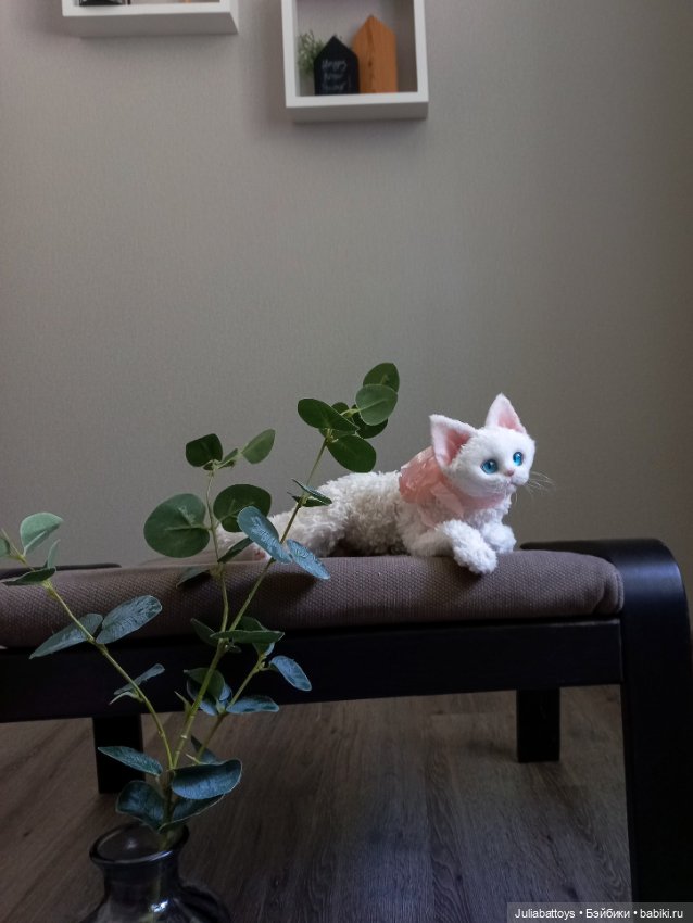 Белая кошечка Девон рекс — Текстильные игрушки и примитивы: кофейные (фото 3)