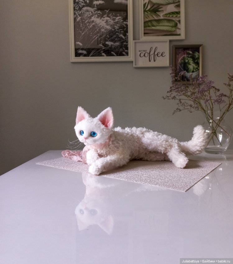 Белая кошечка Девон рекс — Текстильные игрушки и примитивы: кофейные