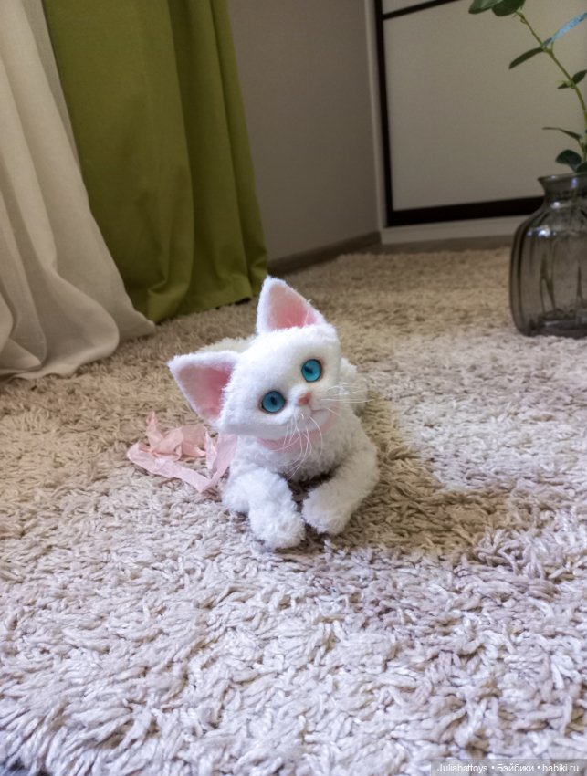 Белая кошечка Девон рекс — Текстильные игрушки и примитивы: кофейные (фото 8)