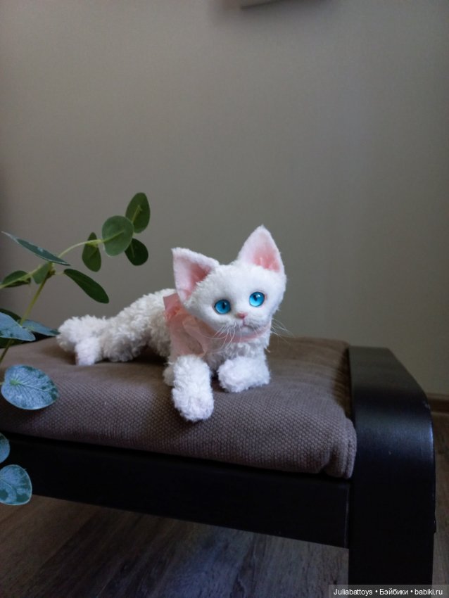 Белая кошечка Девон рекс — Текстильные игрушки и примитивы: кофейные (фото 4)
