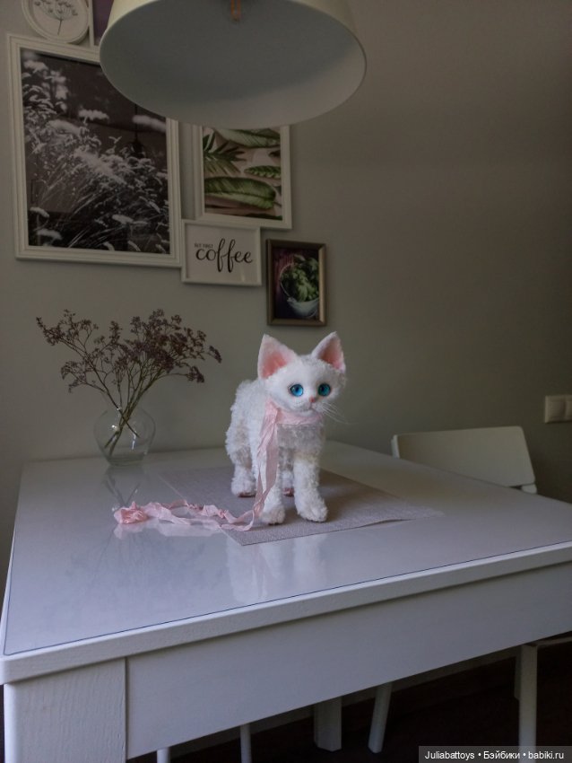 Белая кошечка Девон рекс — Текстильные игрушки и примитивы: кофейные