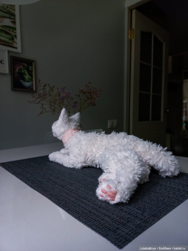 Белая кошечка Девон рекс — Текстильные игрушки и примитивы: кофейные