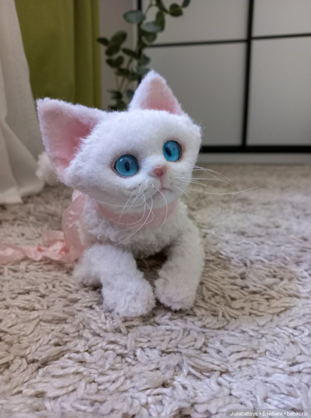 Белая кошечка Девон рекс — Текстильные игрушки и примитивы: кофейные