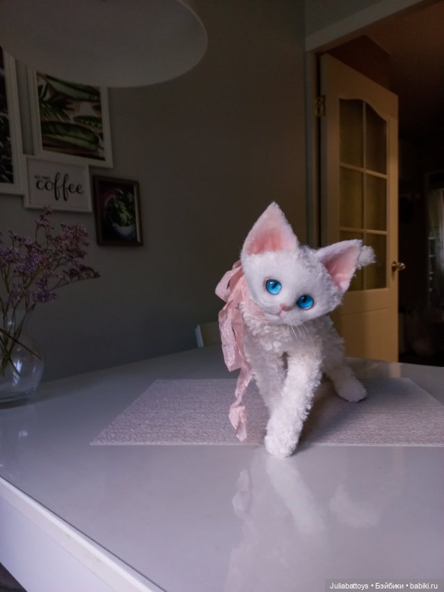 Белая кошечка Девон рекс — Текстильные игрушки и примитивы: кофейные