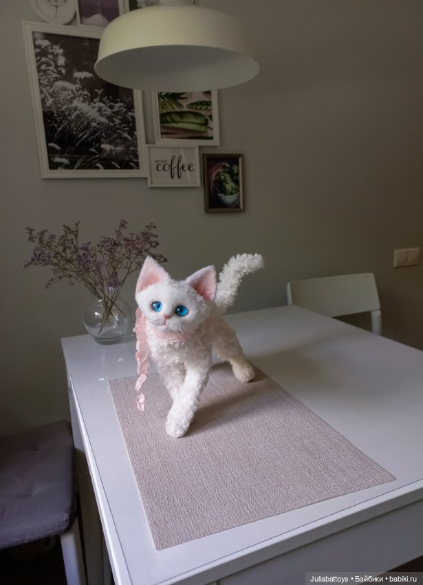 Белая кошечка Девон рекс — Текстильные игрушки и примитивы: кофейные
