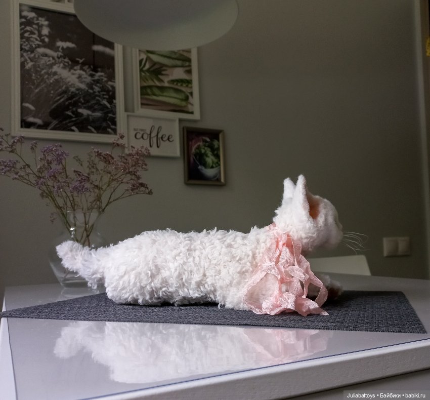 Белая кошечка Девон рекс — Текстильные игрушки и примитивы: кофейные