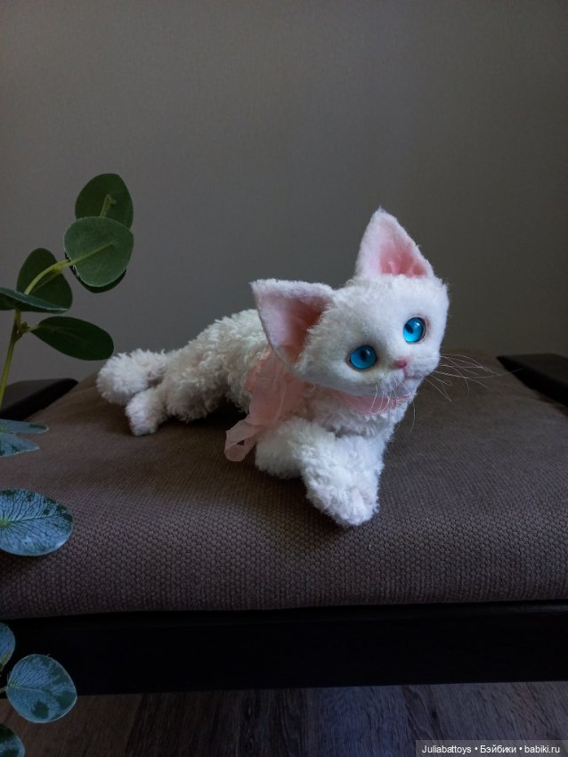 Белая кошечка Девон рекс — Текстильные игрушки и примитивы: кофейные (фото 5)