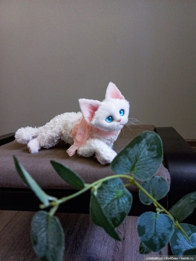 Белая кошечка Девон рекс — Текстильные игрушки и примитивы: кофейные (фото 6)