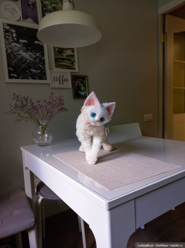 Белая кошечка Девон рекс — Текстильные игрушки и примитивы: кофейные