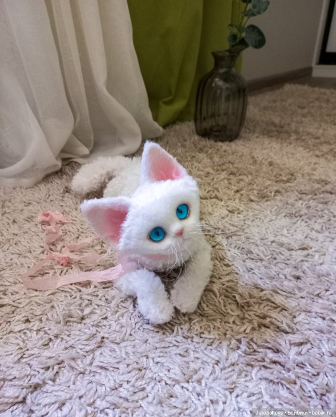 Белая кошечка Девон рекс — Текстильные игрушки и примитивы: кофейные